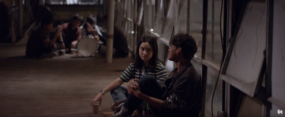 Adegan saat Awan dan Kale mengobrol ringan usai konser / Visinema Pictures