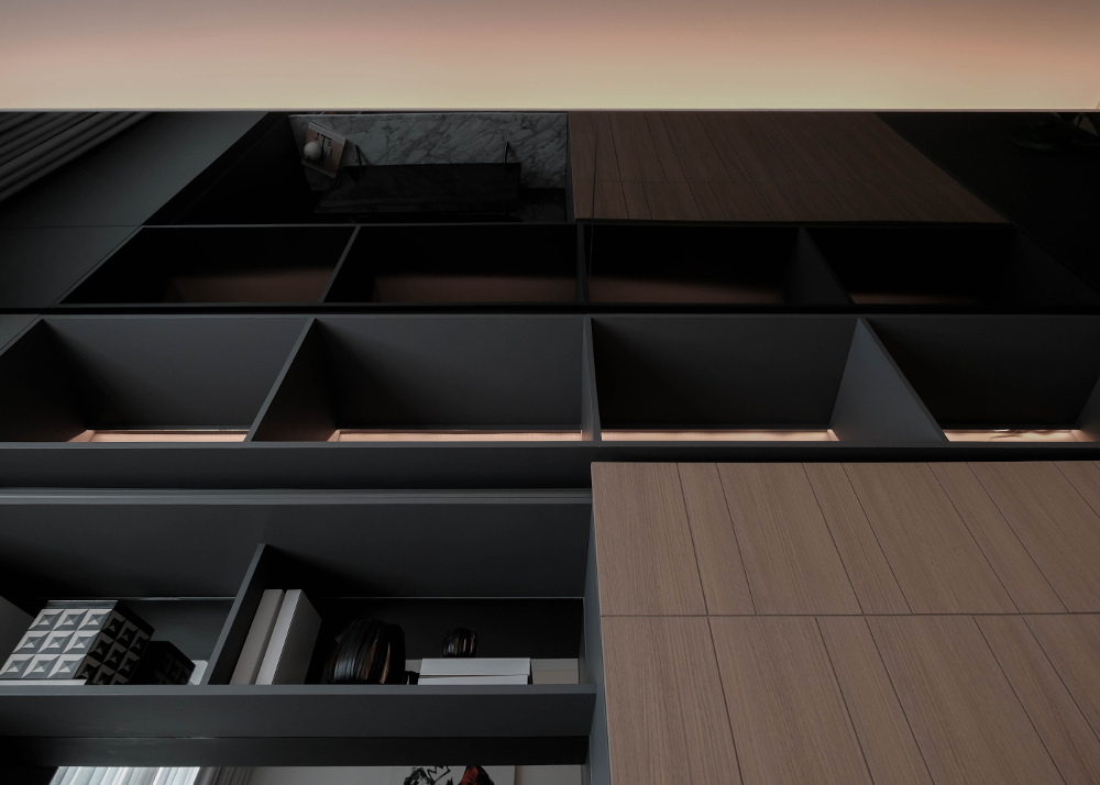 Grey mirror menciptakan ilusi dinding lebih tinggi