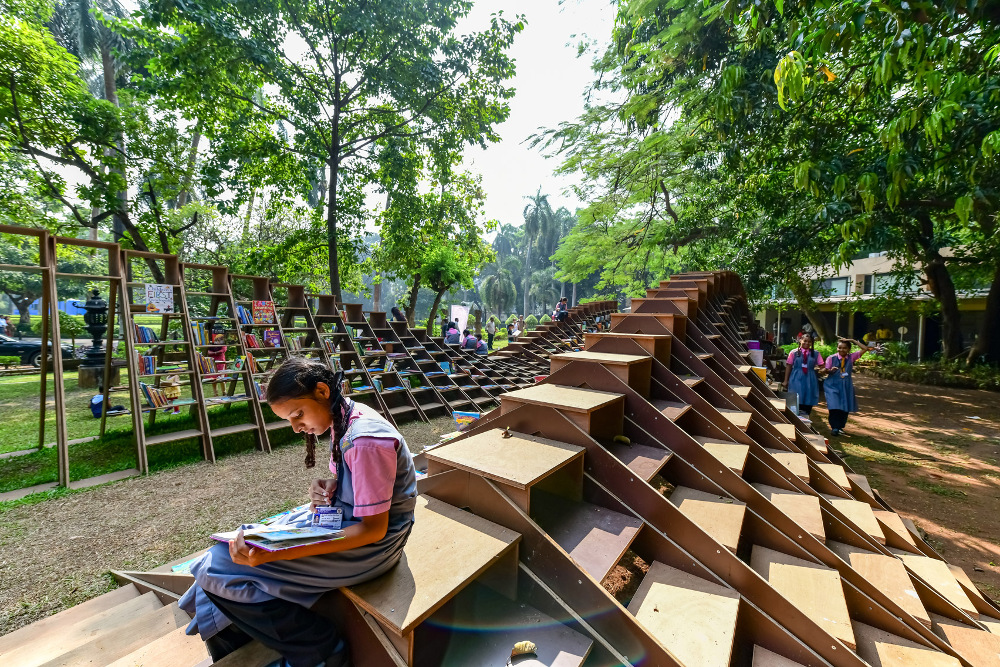 Layaknya Ulat, Perpustakaan Berliku-liku di Mumbai