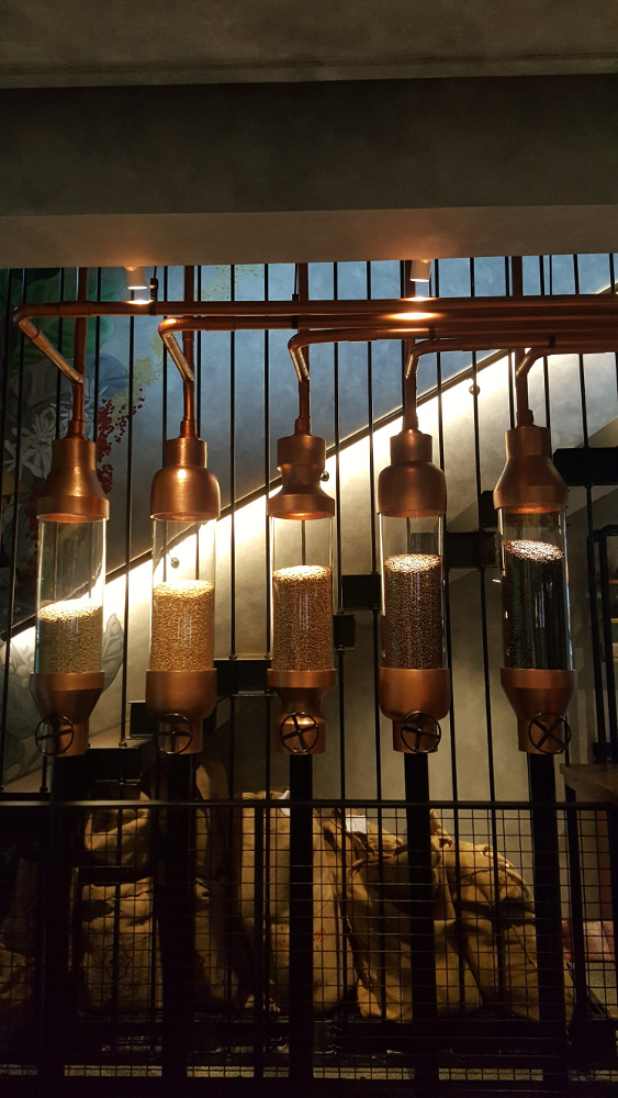 Tabung berisi biji kopi saat roasting di mesin