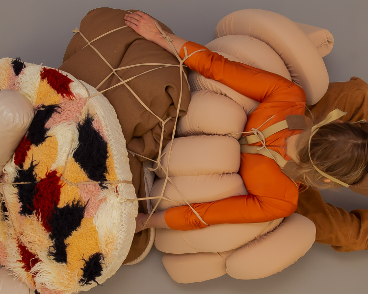 Lucy McRae Merancang Survival Kit untuk Manusia Modern