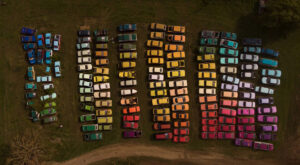 Instalasi Seni Ini Mengubah Mobil Menjadi Color Chart