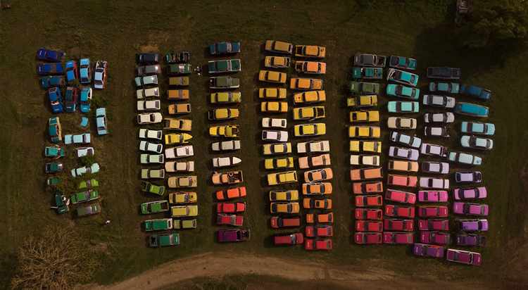 Instalasi Seni Ini Mengubah Mobil Menjadi Color Chart