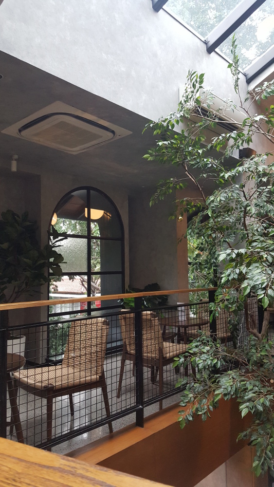 Jendela bentuk arch di lantai 2