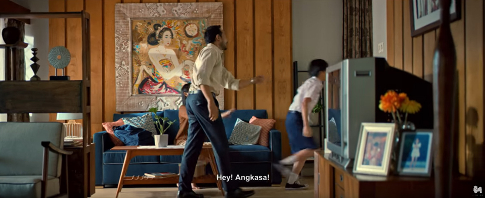 Cuplikan ruang tamu di rumah dalam film NKCTHI / Visinema Pictures