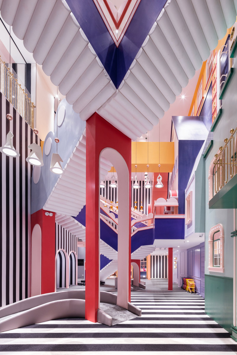 Tangga sebagai titik utama penghubung berbagai ruang