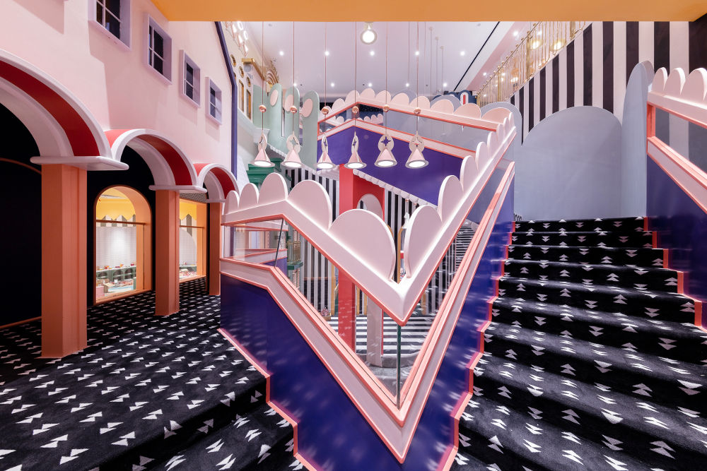 Karpet bermotif menggemaskan melapisi seluruh lantai playground