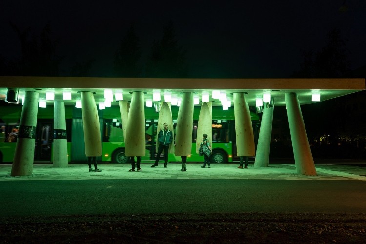 Menunggu Bis Lebih Nyaman Dengan Station of Being