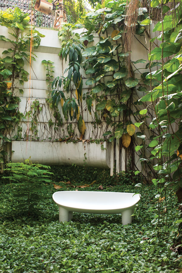 5 Furnitur Outdoor yang Tetap Cantik di Musim Hujan