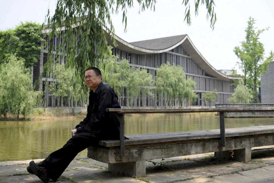 Wang Shu di depan bangunan China Academy of Art Xiangshan Central Campus / Reuters