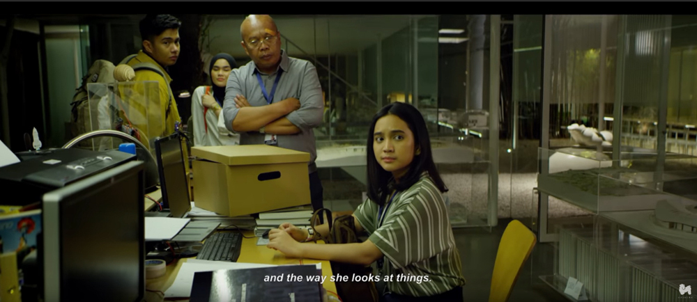Cuplikan saat Awan bekerja di kantor arsitek / Visinema Pictures