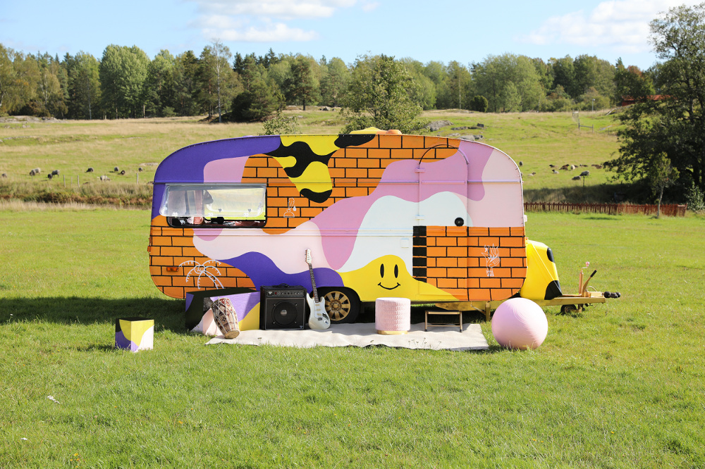 Baru! Perombakan Karavan Tua Menjadi Studio Musik