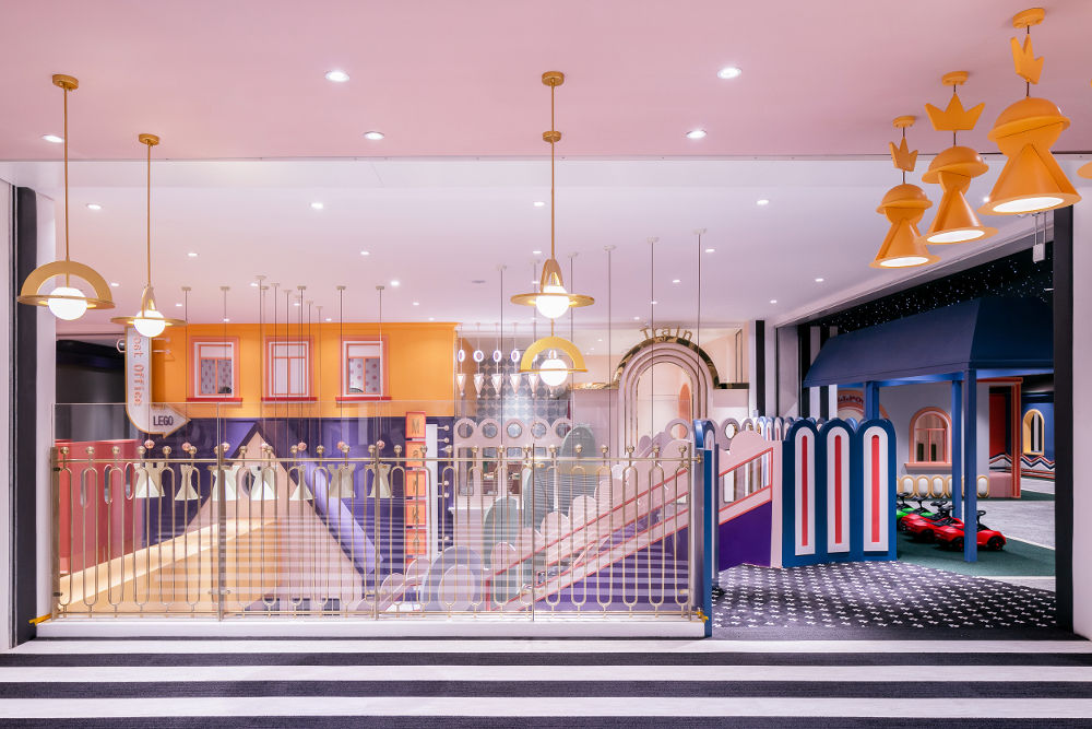 Area tangga menuju stasiun kereta kecil