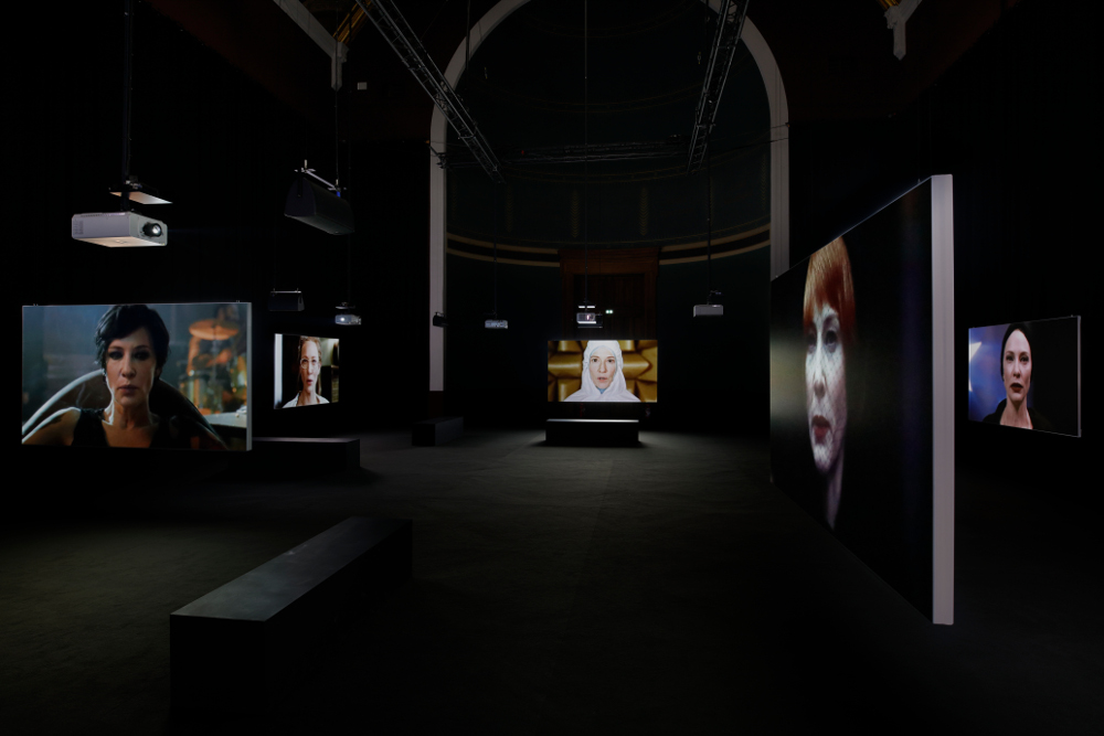 Julian Rosefeldt - Manifesto (2015) di Ecole des Beaux Arts de Paris 2017 / Nicolas Brasseur