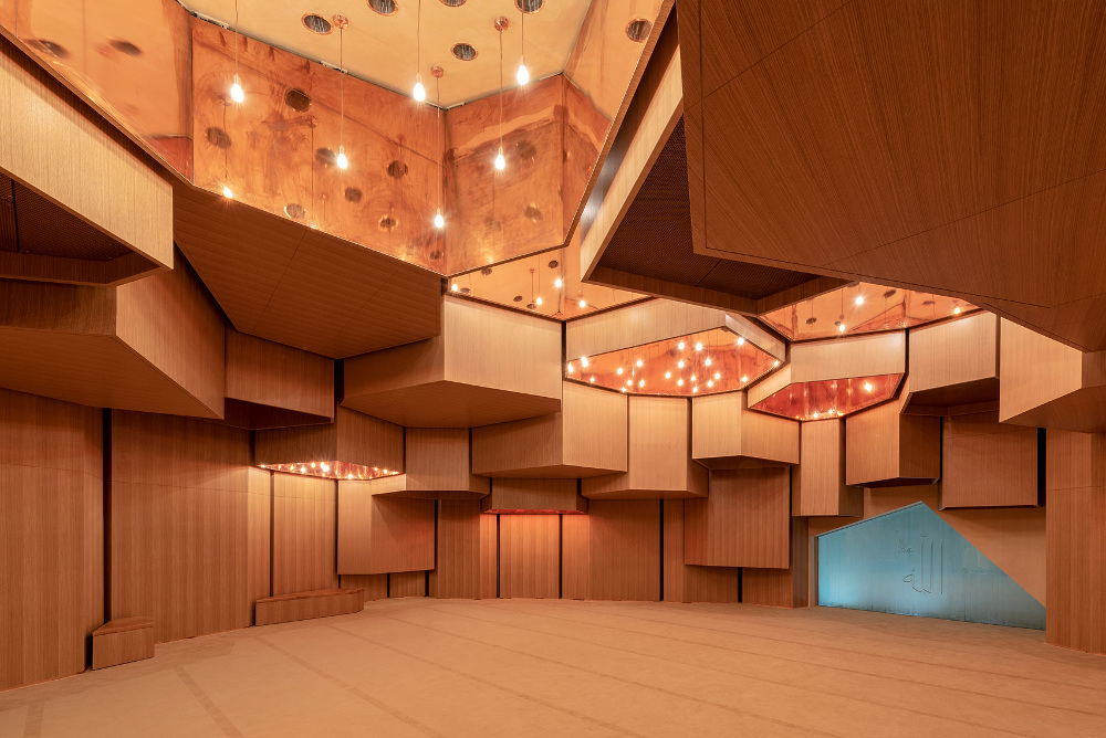 Sensasi Beribadah Dari Tengah Permata Bersejarah