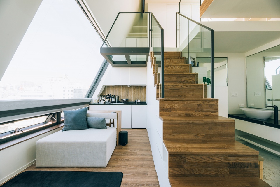 Pent living unit yang diperuntukkan untuk pasangan di lantai teratas Treehouse / Lee Jieung