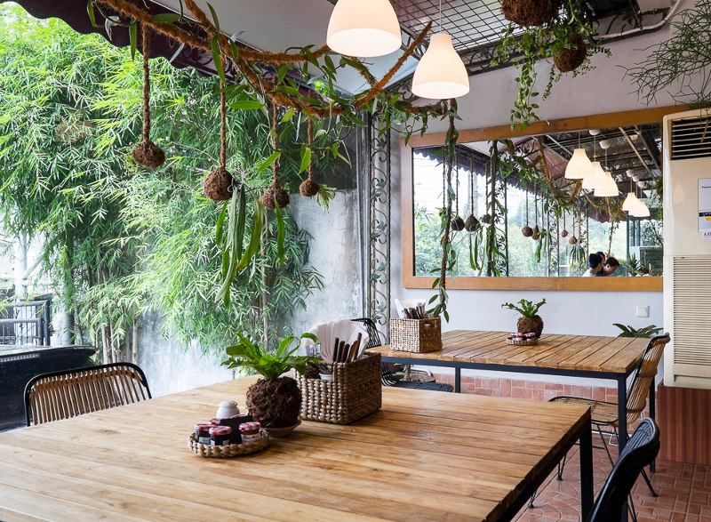 Sentuhan alam di langit-langit interior Levant Boulangerie / Manual