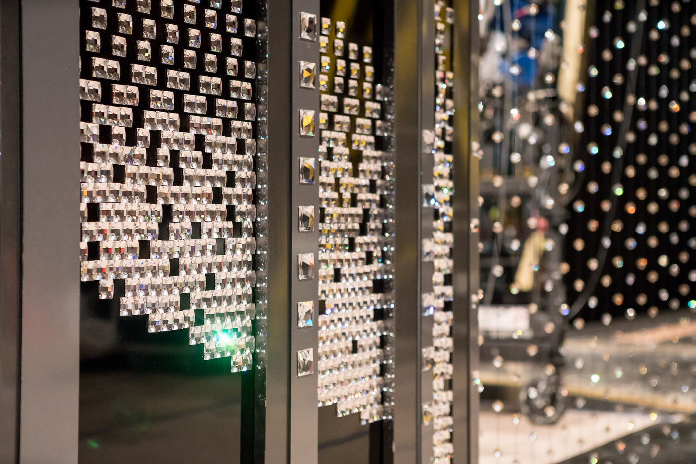 Beberapa kristal turut disematkan pada permukaan solid di panggung Oscars 2020 / Linda Pianigiani / Swarovski