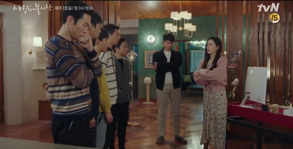 Deretan lampu dengan berbagai wujud mengusung gaya eklektik / tvN