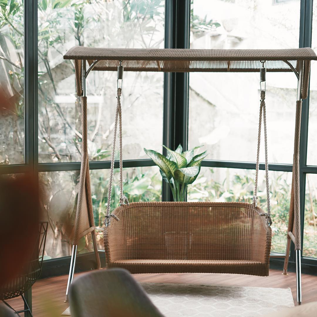 Ayunan di sudut interior Kaca Coffee & Eatery / Kaca Coffee & Eatery