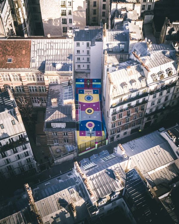 Tampil Beda! Lapangan Basket ini Penuh Warna