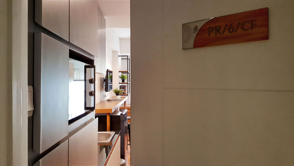 Pintu Kayu Bergaya Modern untuk Apartemen
