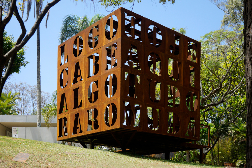 Penuh Arti! Instalasi Kubus di Tengah Halaman