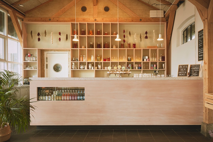 Restoran ini Menggunakan Kayu untuk Seluruh Interiornya