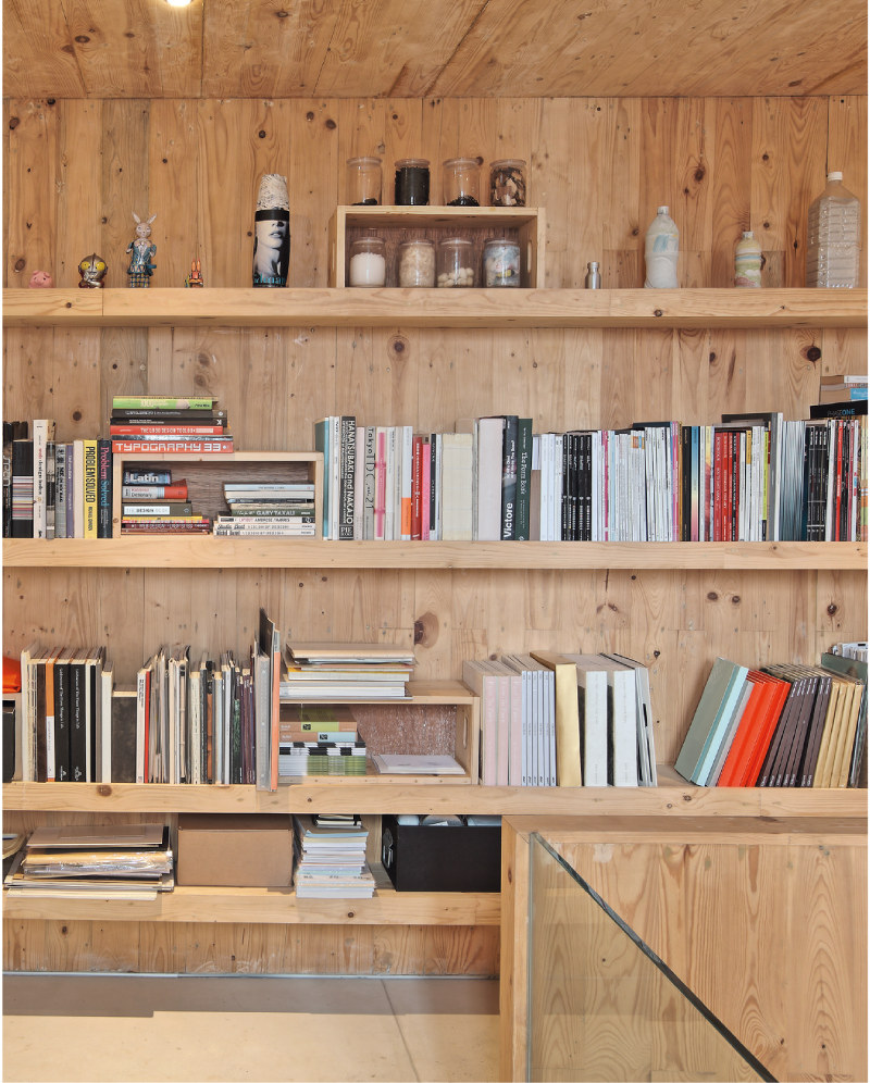 Rak buku di dalam Rumah Palem ciptaan Andramatin / Rakhmat Hidayat / CASA Indonesia