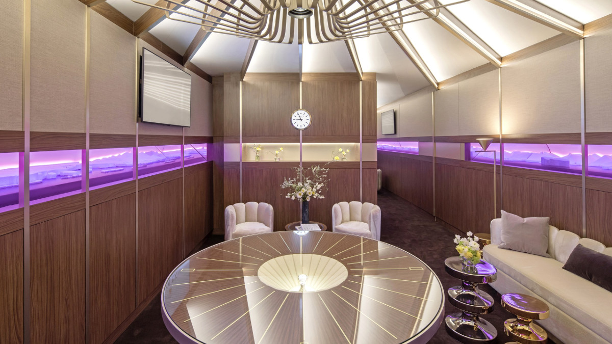 Rolex Explorer II di tengah meja display