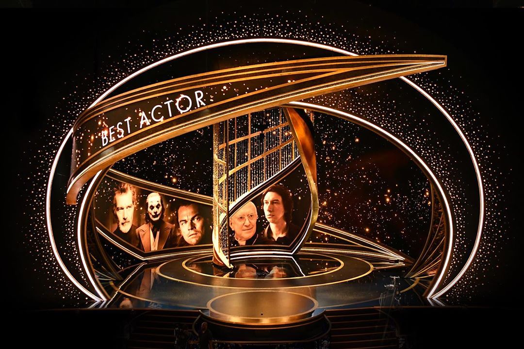 Elemen spiral di bagian tengah sebagai gate para presenter / Jason Sherwood