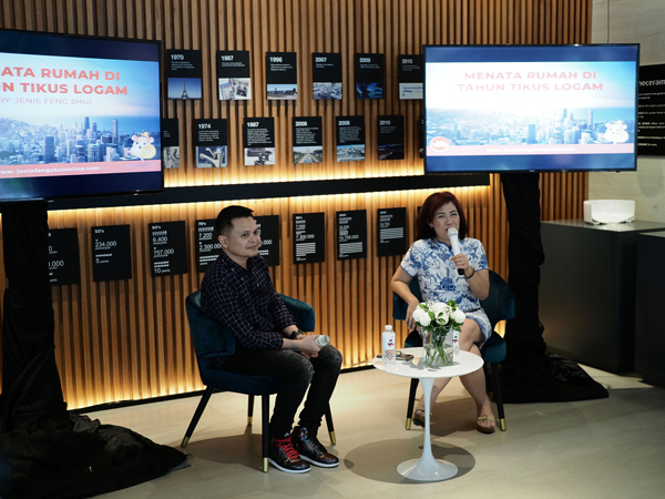 Putra Tjokro selaku Managing Editor CASA Indonesia sebagai moderator dan pembicara Jennie Kumala Dewi