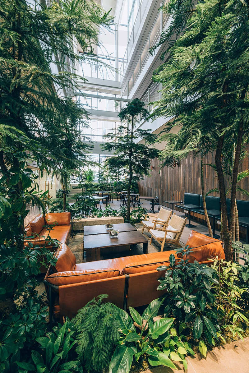 Area lounge pada atrium di lantai dasar / Lee Jieung