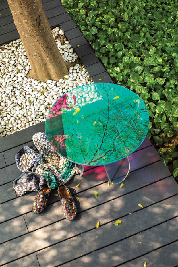 Shimmer Side Table oleh Patricia Urquiola dari Glas Italia / Cover Story CASA Indonesia III/2019