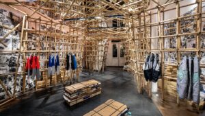 Kolaborasi Unik Sepatu Dengan Bambu di Sebuah Instalasi