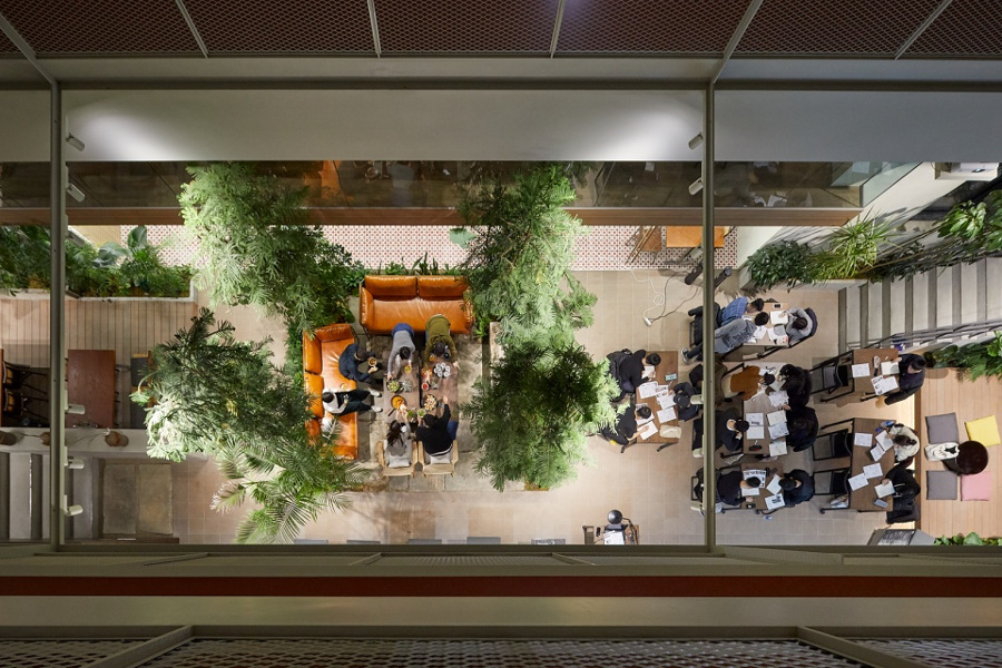 Atrium di lantai dasar sebagai pusat ruang komunitas di Treehouse / Rohspace