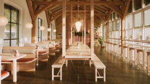 Restoran ini Menggunakan Kayu untuk Seluruh Interiornya