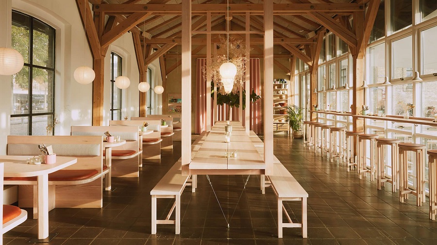 Restoran ini Menggunakan Kayu untuk Seluruh Interiornya