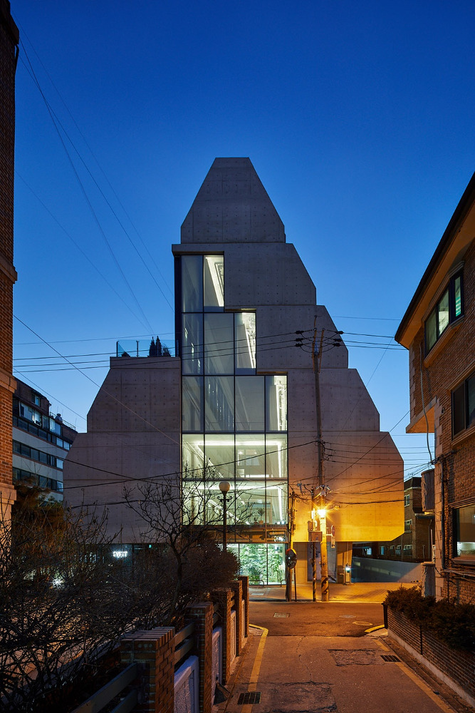 Tampak luar Treehouse pada malam hari / Rohspace