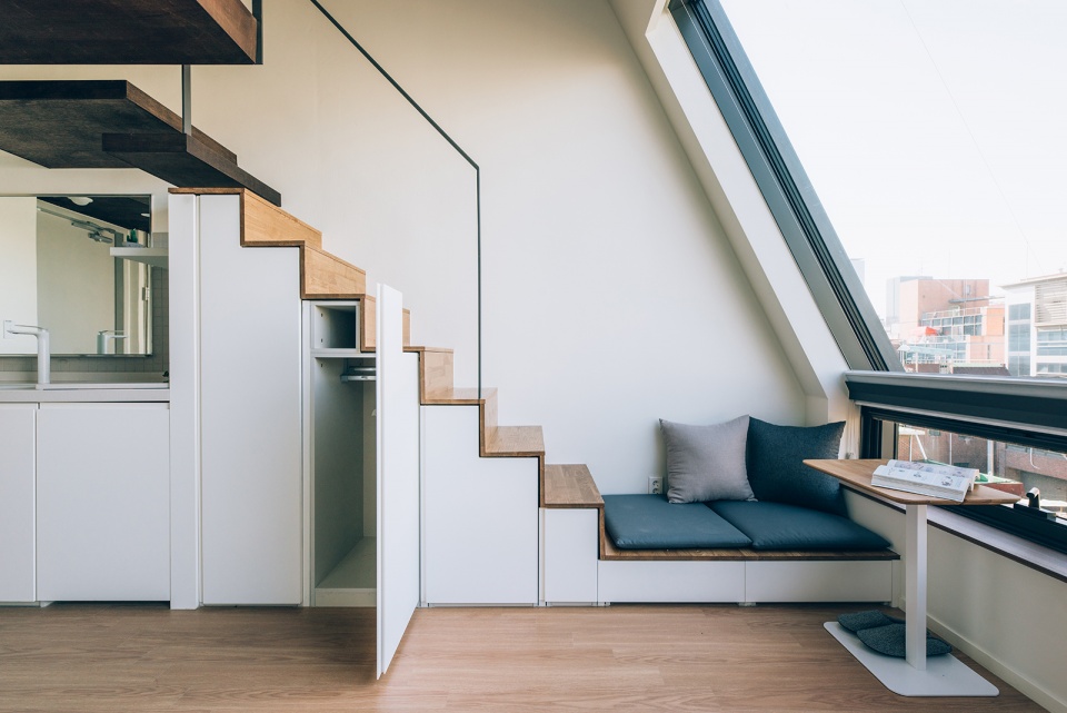 Tampak interior terrace living unit di lantai enam / Lee Jieung