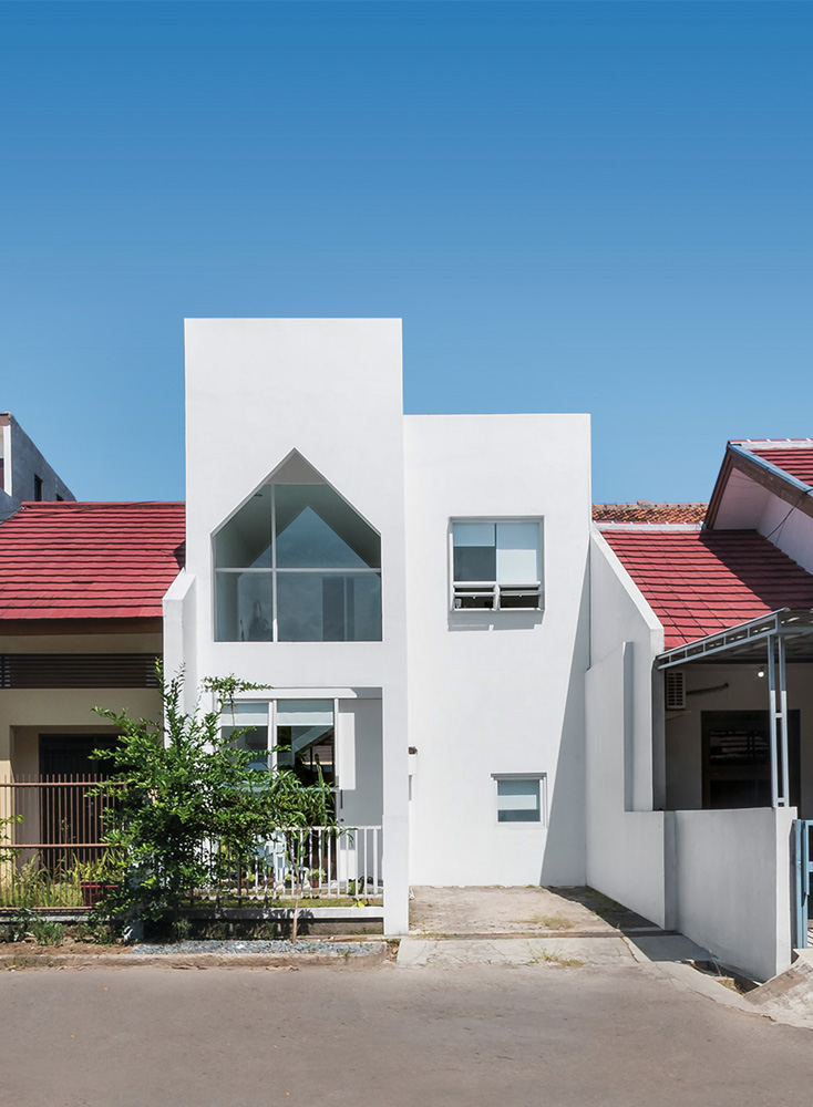 Fasad rumah gaya modern / BB House oleh DFORM / Mande Austriono