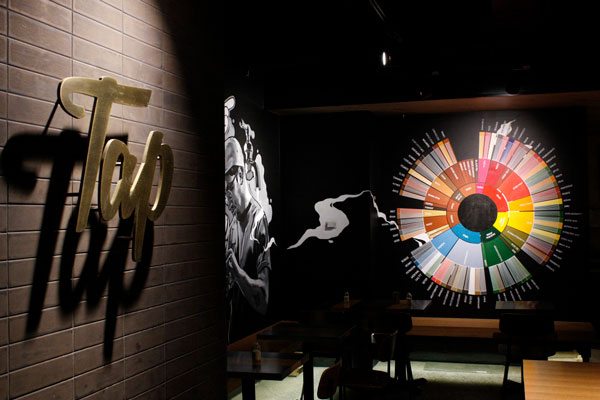 Mural Kafe dengan Model Infografik