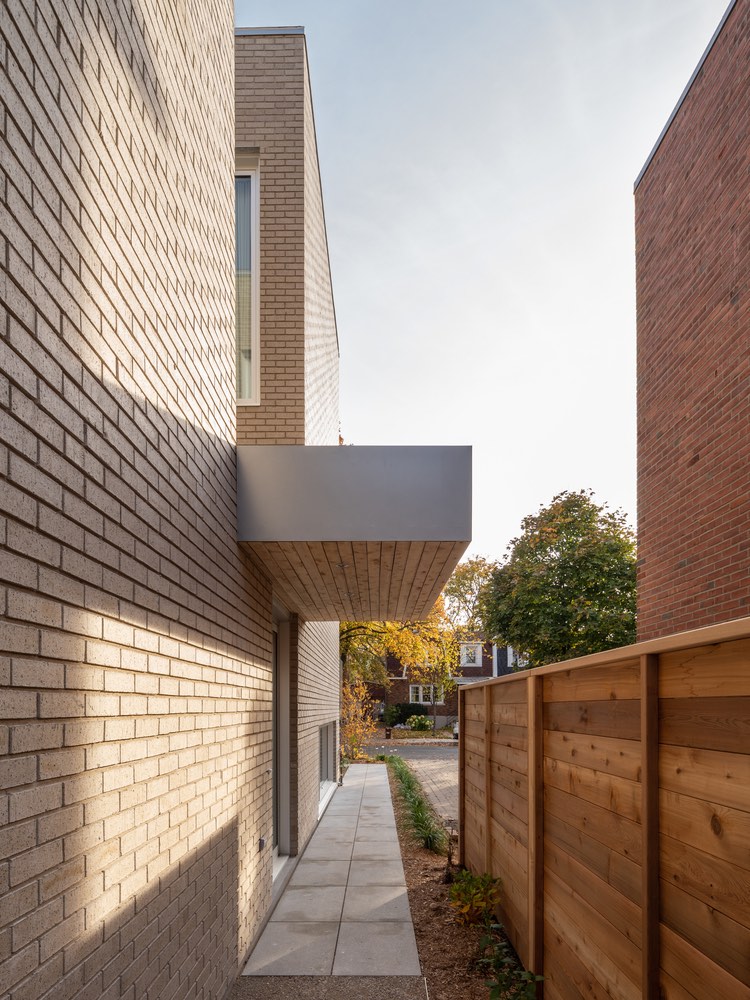 Dua Keluarga dalam Satu Rumah dengan Desain Ini