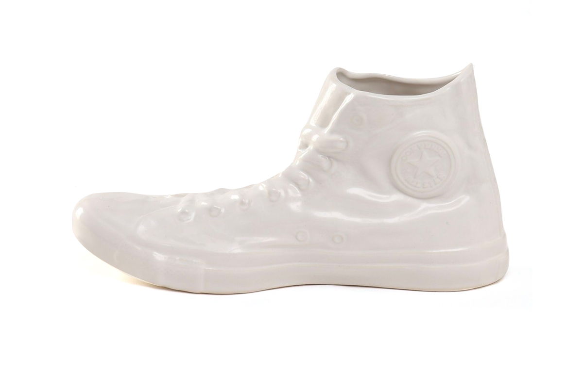 Unik! Jepang Punya Vas Bunga Berbentuk Sepatu Converse