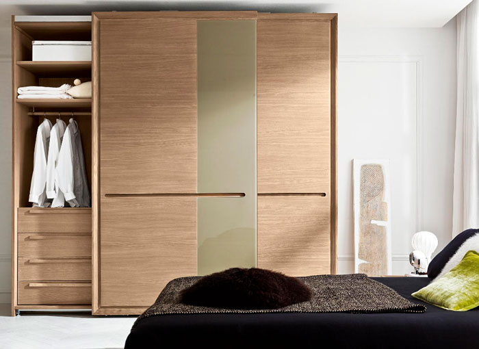 Lemari Pakaian dengan Pintu Geser