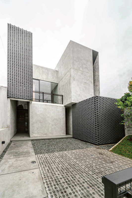 Fasad rumah gaya modern / Rumah Sela oleh ArMS / Sefval Mogalana