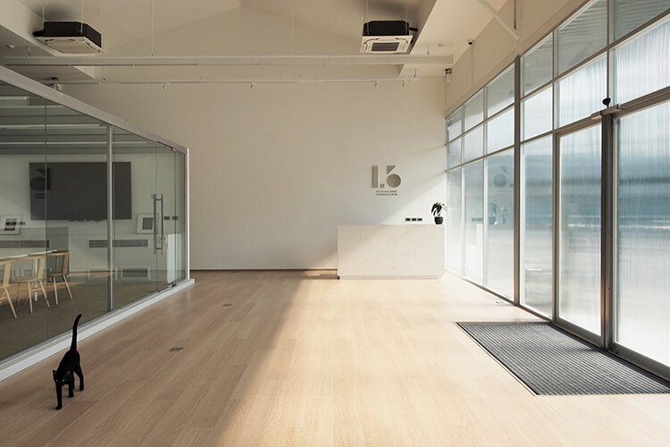 Sebuah Gudang di Bangkok Disulap Menjadi Kantor