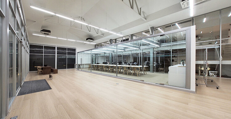 Sebuah Gudang di Bangkok Disulap Menjadi Kantor