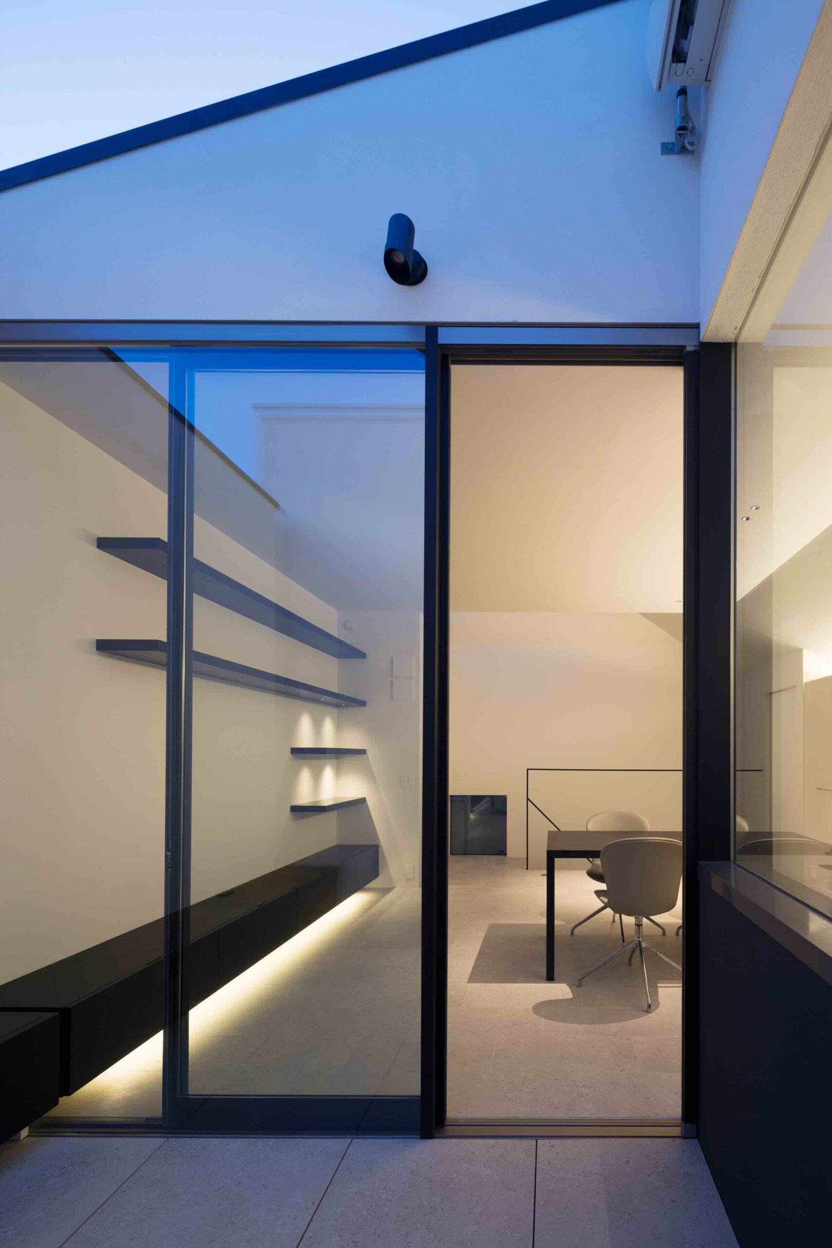 Rumah ini Menyelip di Padatnya Kota Tokyo