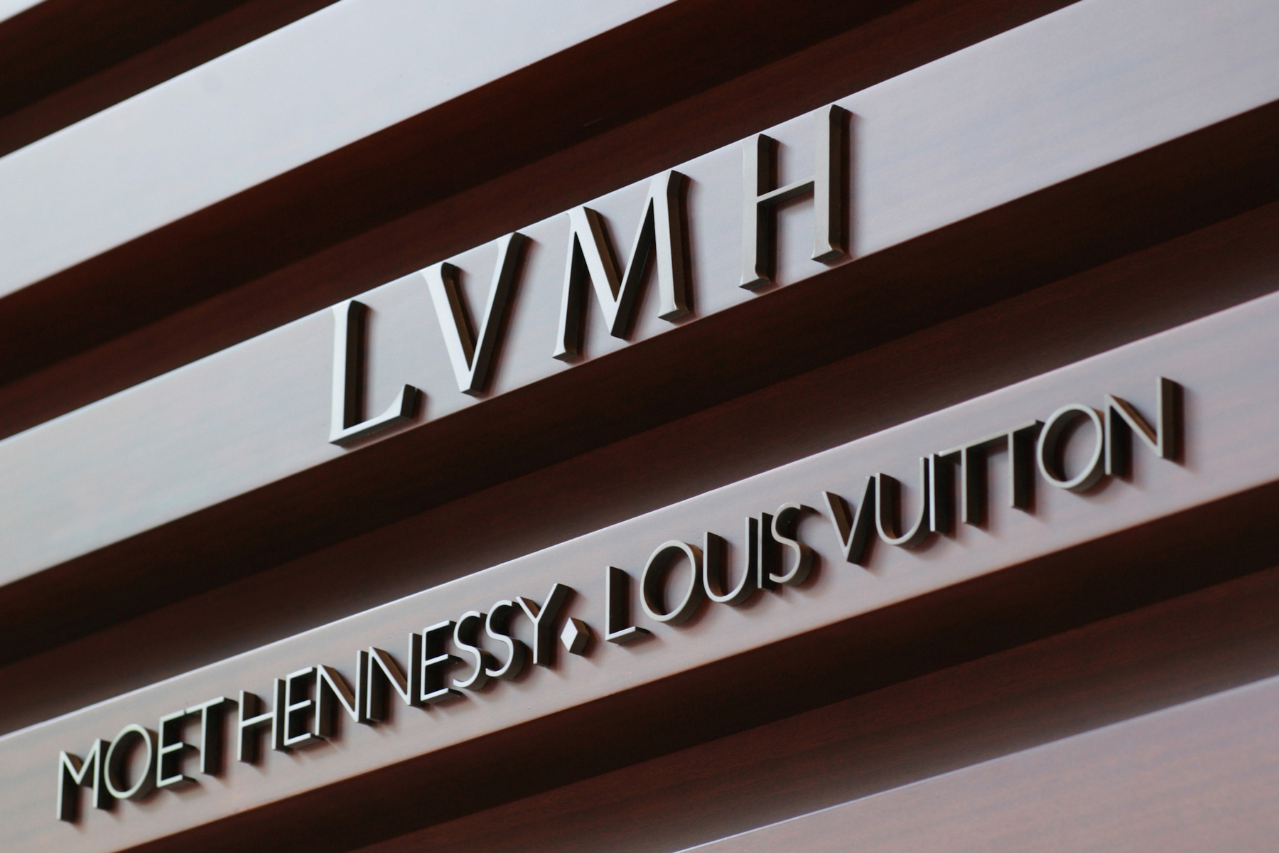 Misi Kemanusiaan LVMH: Produksi Hand Sanitizer Gratis